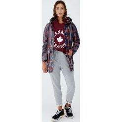 Bluza college Join Life. Czerwone bluzy damskie marki Pull&Bear. Za 89,90 zł.