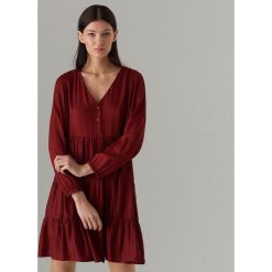 Sukienka oversize z długimi rękawami - Bordowy. Czerwone sukienki damskie Mohito, bez wzorów, bez kołnierzyka, z długim rękawem, długie, oversize. Za 139,99 zł.