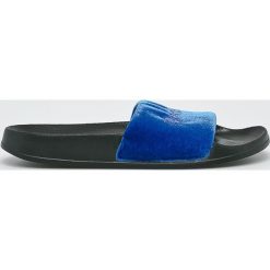 Reebok Classic - Klapki Classic. Niebieskie klapki damskie Reebok Classic, bez wzorów, z gumy, bez obcasa, na obcasie. W wyprzedaży za 49,90 zł.