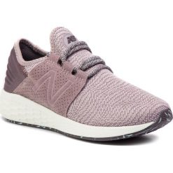 Buty NEW BALANCE - WCRUZDP2 Fioletowy. Fioletowe buty sportowe damskie New Balance, bez wzorów, z tworzywa sztucznego, sportowe, do biegania. W wyprzedaży za 229,00 zł.