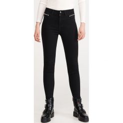 Jeansy slim z bawełną organiczną - Czarny. Czarne jeansy damskie Reserved, bez wzorów, z bawełny. Za 89,99 zł.