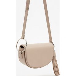 Torebka typu saddle bag - Kremowy. Białe torebki klasyczne damskie Reserved, bez wzorów, bez dodatków. W wyprzedaży za 29,99 zł.