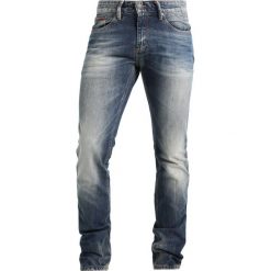 Tommy Jeans SLIM SCANTON Jeansy Slim Fit penrose blue. Niebieskie jeansy męskie relaxed fit marki Tommy Jeans. W wyprzedaży za 521,55 zł.