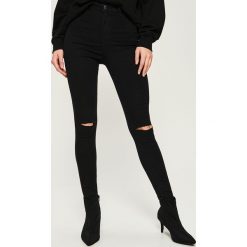 Jeansy skinny z wysokim stanem - Czarny. Czarne spodnie z wysokim stanem Sinsay, z jeansu. Za 49,99 zł.