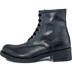 Skórzane botki w kolorze granatowym. Niebieskie botki damskie Bluetag, Gusto, bez obcasa, na sznurówki. W wyprzedaży za 276,95 zł.