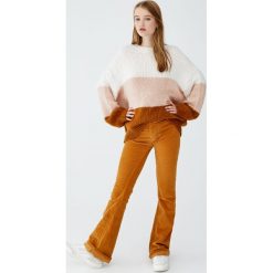 Sweter w szerokie paski. Różowe swetry klasyczne damskie marki Pull&Bear, w paski. Za 109,00 zł.