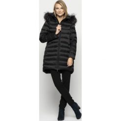 Czarna kurtka z kapturem i futerkiem RABARBAR. Czarne kurtki damskie RABARBAR, na zimę, bez wzorów, z materiału, eleganckie. Za 999,00 zł.