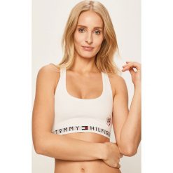 Tommy Hilfiger - Biustonosz. Białe biustonosze sportowe damskie TOMMY HILFIGER, s, z nadrukiem, z elastanu. W wyprzedaży za 99,90 zł.