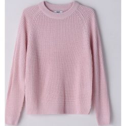 Sweter o klasycznym kroju -. Swetry damskie Cropp, s, bez wzorów, klasyczne, bez rękawów, bez kaptura. Za 59,99 zł.
