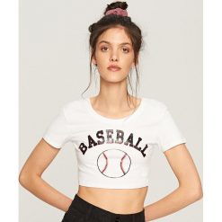 Krótki t-shirt z nadrukiem - Biały. Białe t-shirty damskie Reserved, m, z nadrukiem, bez kołnierzyka. W wyprzedaży za 9,99 zł.