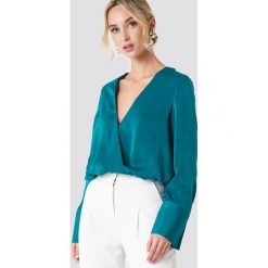 NA-KD Kopertowy bluzka z satyny - Green,Blue. Niebieskie bluzki damskie marki NA-KD, bez wzorów, z satyny, bez kołnierzyka, z długim rękawem. W wyprzedaży za 48,78 zł.