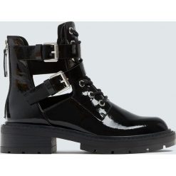 Lakierowane botki biker z wycięciami. Czarne botki damskie na obcasie marki Pull&Bear. Za 229,00 zł.