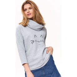 Bluza z wysoką stójką. Szare bluzy damskie Top Secret, na lato, z nadrukiem, z dzianiny, bez rękawów, bez kaptura. W wyprzedaży za 64,99 zł.