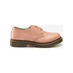Fioletowe Półbuty Dr Martens 1461 VIRGINIA. Fioletowe półbuty damskie Molly.pl, na lato, bez wzorów, ze skóry, klasyczne, bez obcasa, bez zapięcia. Za 599,00 zł.
