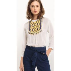 Koszulka z haftowaną naszywką i rękawami 3/4. Białe t-shirty damskie marki La Redoute Collections, z haftami, z wiskozy, z okrągłym kołnierzem. Za 150,11 zł.