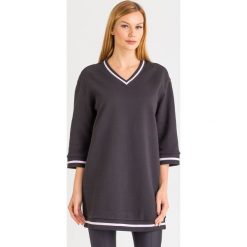 SUKIENKA emporio armani. Czarne sukienki damskie Emporio Armani, na co dzień, z aplikacjami, z włoskim kołnierzykiem, bez rękawów, mini, proste. Za 759,00 zł.