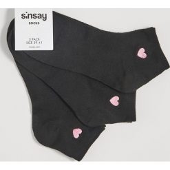 Skarpetki z haftowanym sercem - Czarny. Czarne skarpetki damskie Sinsay, z haftami. Za 9,99 zł.