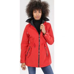 Czerwona Parka Vilinlyn. Czerwone płaszcze damskie Born2be, xl, bez wzorów, krótkie, bez kaptura. Za 189,99 zł.