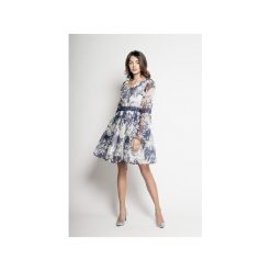 YUUKO – JEDWABNA SUKIENKA COCKTAILOWA. Niebieskie sukienki damskie Myoko, s, w koronkowe wzory, z jedwabiu, bez kołnierzyka, bez rękawów, rozkloszowane. Za 646,00 zł.