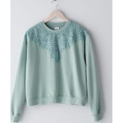 Bluza z ozdobnym haftem -. Bluzy damskie Sinsay, s, z haftami, bez rękawów, bez kaptura. W wyprzedaży za 19,99 zł.