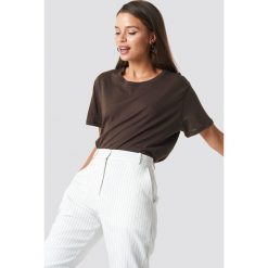 NA-KD Basic T-shirt oversize - Brown. Brązowe t-shirty damskie marki NA-KD Basic, bez wzorów, bez kołnierzyka. Za 52,95 zł.