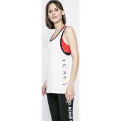 Tommy Hilfiger - Top. Szare topy damskie marki TOMMY HILFIGER, l, z nadrukiem, z bawełny, z okrągłym kołnierzem. W wyprzedaży za 99,90 zł.