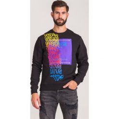 BLUZA VERSACE JEANS COUTURE. Czarne bluzy męskie Versace Jeans Couture, m, z nadrukiem, z bawełny, z okrągłym kołnierzem, bez rękawów, bez kaptura. Za 565,95 zł.