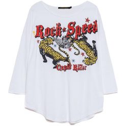 Koszulka w kolorze białym. Białe t-shirty damskie marki Cupid Killer, Azzaria, l, z nadrukiem, z okrągłym kołnierzem, z długim rękawem. W wyprzedaży za 129,95 zł.