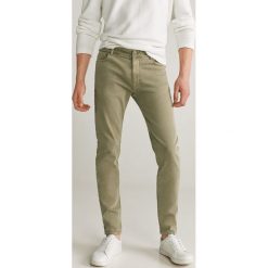 Mango Man - Jeansy Billy. Żółte jeansy męskie Mango Man, bez wzorów. Za 139,90 zł.