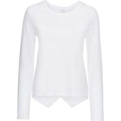 Shirt z efektem założenia kopertowego z tyłu bonprix biały. Białe koszulki damskie marki bonprix, bez wzorów, z okrągłym kołnierzem, z długim rękawem. Za 54,99 zł.
