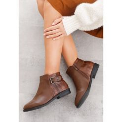 Camelowe Botki Cowley. Brązowe botki damskie Born2be, ze skóry, z okrągłym noskiem, bez obcasa, na płaskiej podeszwie, na zamek. Za 119,99 zł.