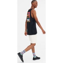 Czarna koszulka na ramiączkach Maui and Sons. Czarne koszulki męskie Pull&Bear, m, bez wzorów, bez kołnierzyka, bez rękawów. Za 59,90 zł.