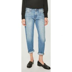 Calvin Klein Jeans - Jeansy CKJ 061. Niebieskie jeansy damskie marki Calvin Klein Jeans. W wyprzedaży za 359,90 zł.