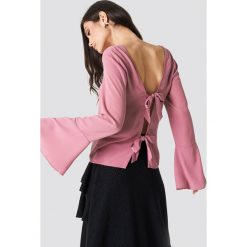 NA-KD Bluzka z wiązaniem na plecach - Pink. Różowe bluzki damskie NA-KD, bez wzorów, z poliesteru, z dekoltem na plecach, z długim rękawem. Za 60,95 zł.
