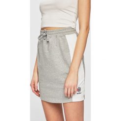 Reebok Classic - Spódnica. Szare spódniczki damskie Reebok Classic, na co dzień, s, bez wzorów, z elastanu, casualowe, mini, proste. W wyprzedaży za 99,90 zł.