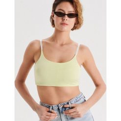 Gładki top na cienkich ramiączkach - Żółty. Żółte topy damskie Cropp, s, bez wzorów, bez kołnierzyka. Za 39,99 zł.