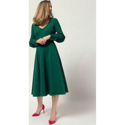 Sukienka LUKRECJA green. Zielone sukienki damskie COCOON, bez wzorów, z dresówki, eleganckie, z klasycznym kołnierzykiem, bez rękawów, rozkloszowane. Za 450,00 zł.