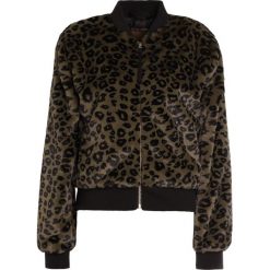 True Religion Kurtka Bomber green leo. Zielone kurtki damskie marki True Religion, l, bez wzorów, z poliesteru, bez kaptura. W wyprzedaży za 436,05 zł.