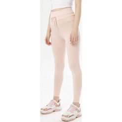 Jasnoróżowe Legginsy Aurashi. Różowe legginsy damskie Born2be, s, bez wzorów. W wyprzedaży za 49,99 zł.