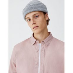 Koszula oxford z długim rękawem. Różowe koszule męskie Pull&Bear, m, bez wzorów, bez kołnierzyka, z długim rękawem. Za 69,90 zł.