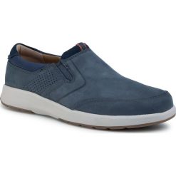 Półbuty CLARKS - Un trail Step 261403807 Navy Nubuck. Niebieskie półbuty męskie Clarks, na co dzień, bez wzorów, z zamszu, eleganckie, bez zapięcia. W wyprzedaży za 349,00 zł.