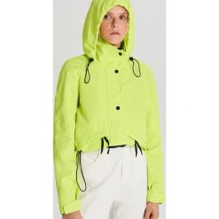 Kurtka z kapturem - Zielony. Zielone kurtki damskie Cropp, s, bez wzorów, z kapturem. W wyprzedaży za 59,99 zł.
