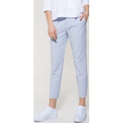 Spodnie typu chino - Niebieski. Niebieskie chinosy męskie marki House. Za 89,99 zł.