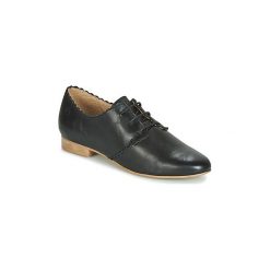 Derby Betty London JIKOTEFE. Czarne półbuty damskie Betty London, bez wzorów, bez obcasa, bez zapięcia. Za 259,00 zł.
