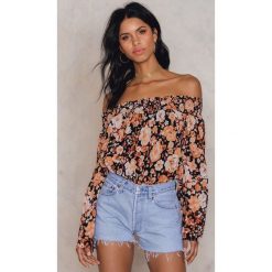 Bluzki damskie: NA-KD Boho Bluzka z odkrytymi ramionami w kwiatowy wzór – Orange,Multicolor