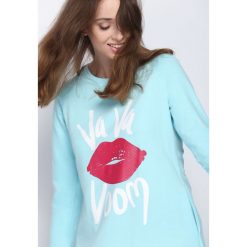 Jasnoniebieska Bluzka One Kiss. Szare bluzki longsleeves Born2be, l, z nadrukiem, z okrągłym kołnierzem. Za 29,99 zł.