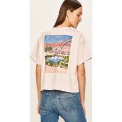 Wrangler - T-shirt. Różowe bluzki damskie Wrangler, xs, z nadrukiem, z dzianiny, z okrągłym kołnierzem. W wyprzedaży za 99,90 zł.