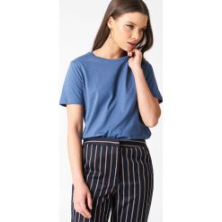 NA-KD Basic T-shirt basic - Blue. Niebieskie t-shirty damskie marki NA-KD Basic, bez wzorów, z bawełny, z okrągłym kołnierzem. W wyprzedaży za 21,18 zł.