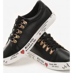 Czarne Buty Sportowe Please Love Me. Czarne buty sportowe damskie Born2be, z napisami, na sznurówki. Za 59,99 zł.