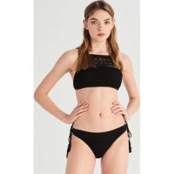 Dwuczęściowy strój kąpielowy z koronką - Czarny. Czarne góra bikini marki Sinsay, w koronkowe wzory. Za 59,99 zł.